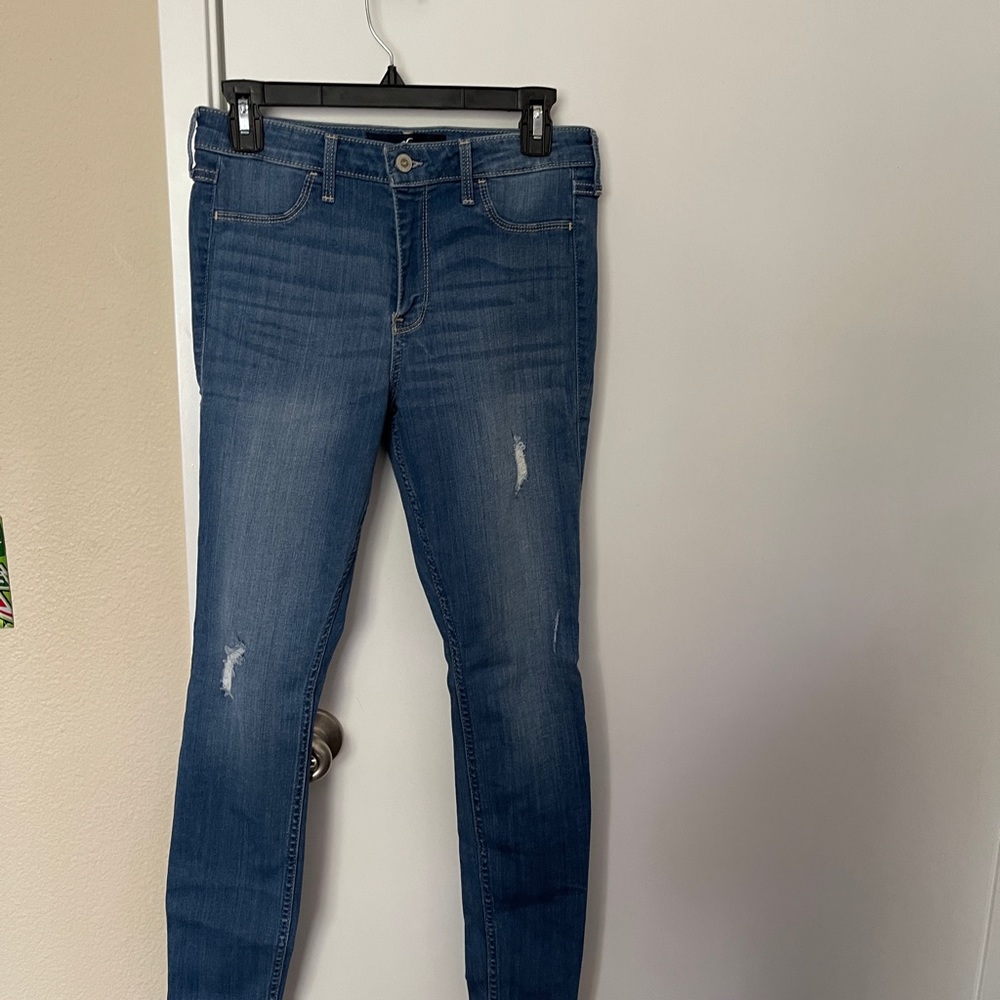 EUC Hollister distressed high rise jean legging, 9R with advanced stretch